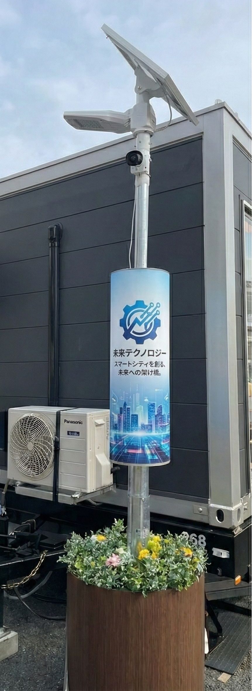 広告パネルを掲げた防災防犯ライト
