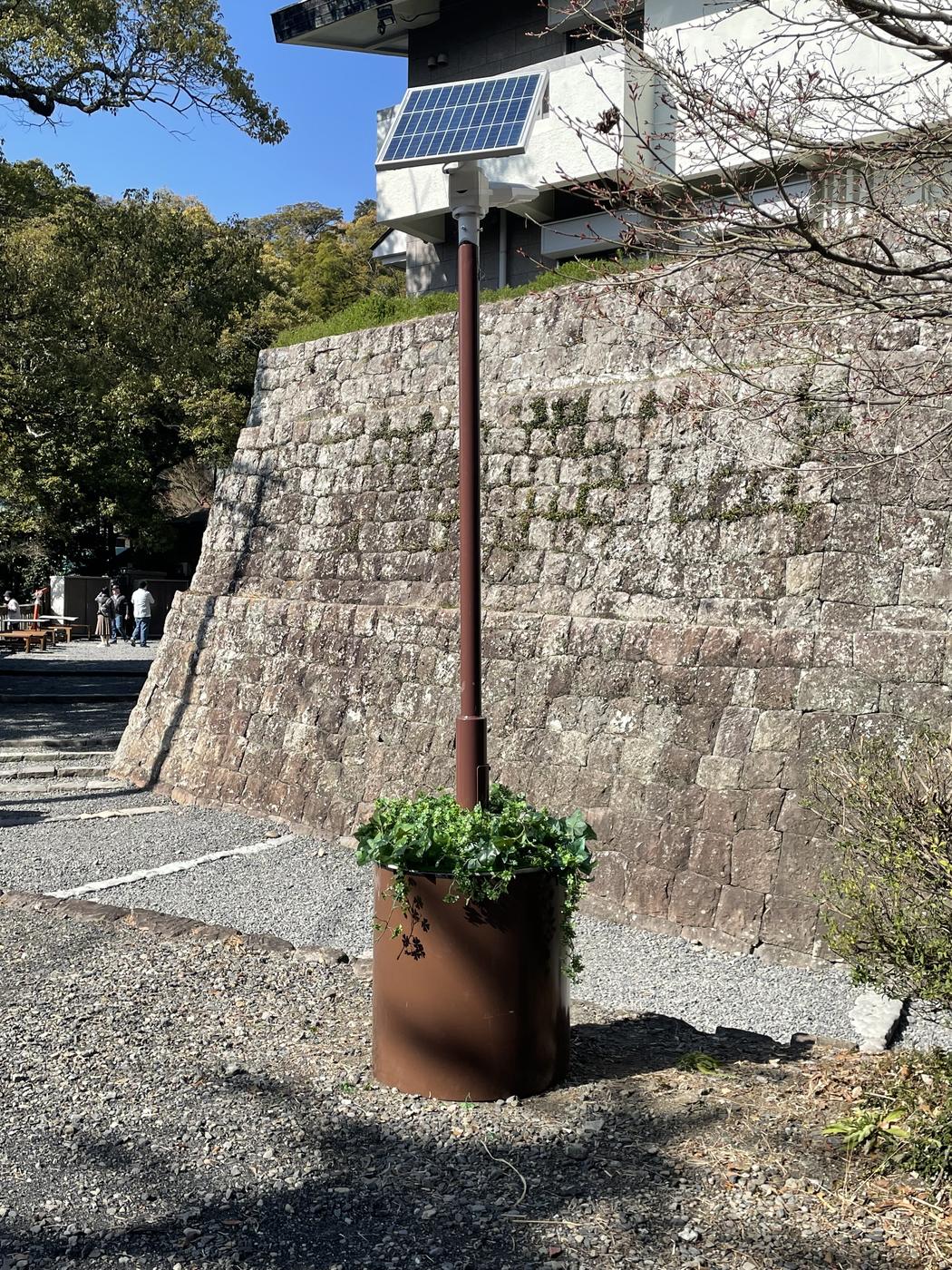 石垣の前に置かれた防災防犯ライト